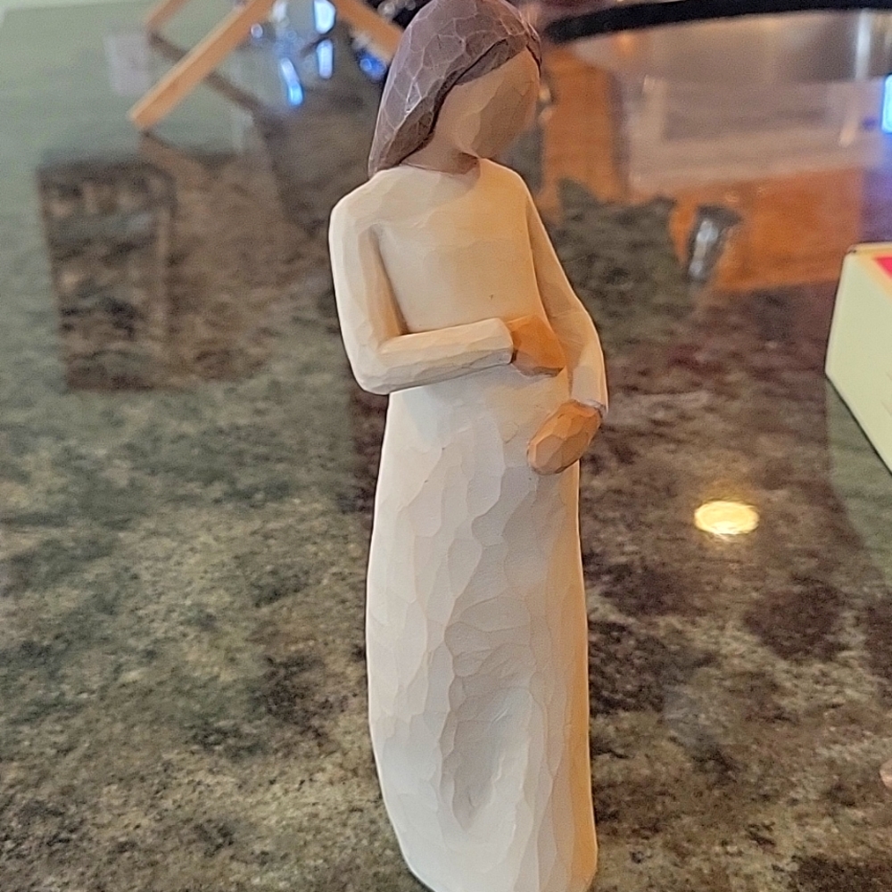 Maternity gift statuette